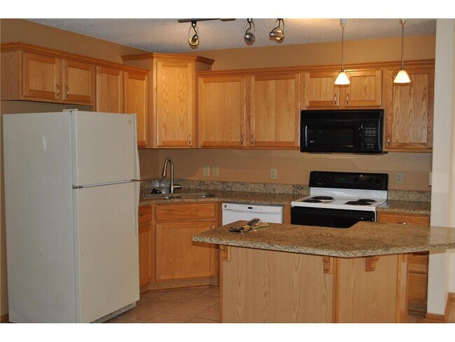 Building Photo - 2340 Oakridge Cir