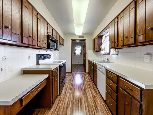 Building Photo - Beautiful 3 Bed 2 Bath Home with Two Car G...