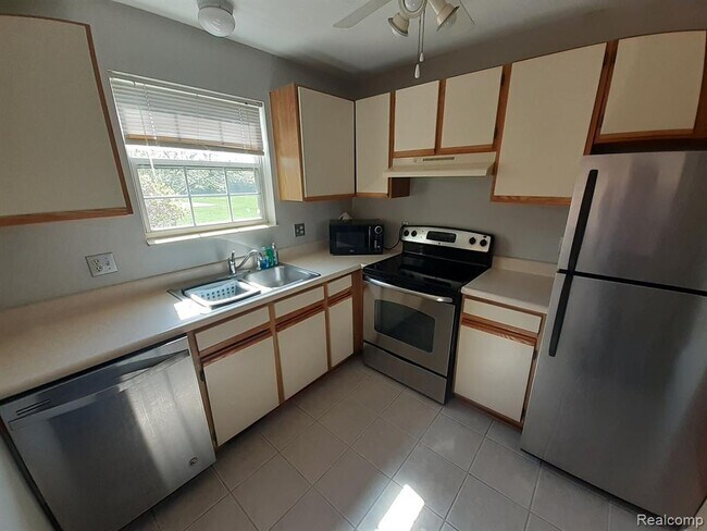 Building Photo - 224 Oakbrooke Dr