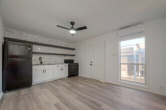 Building Photo - 3320 Hays St