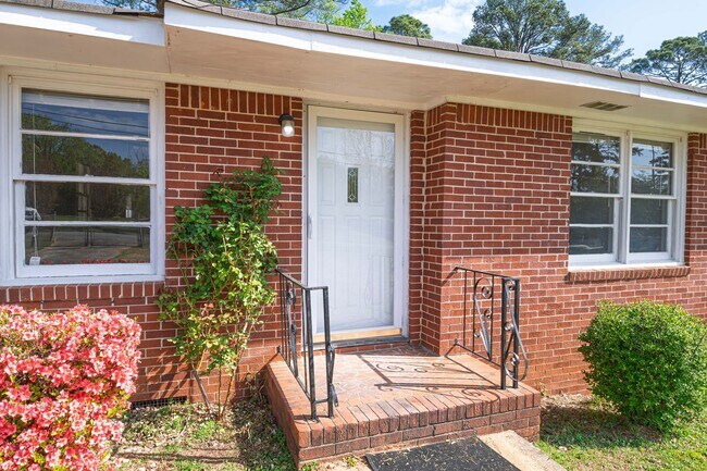 Foto del edificio - Updated 3BR Home with Fenced Yard on Quiet Street in Lake City