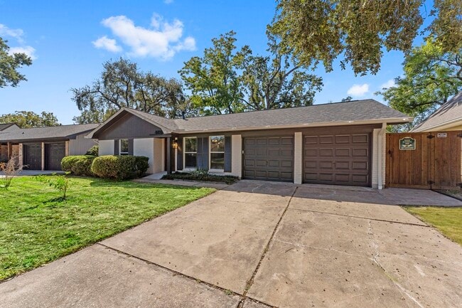 Foto del edificio - 4135 Hill Oak Dr