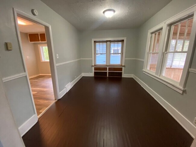 Foto del edificio - Bright 3BR+2BA Bungalow by Downtown