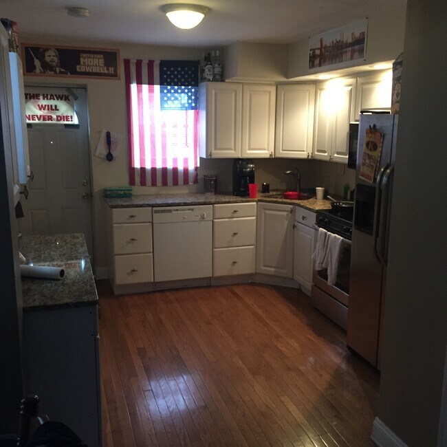 Foto del edificio - 5831 Woodcrest Ave