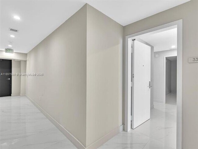 Foto del edificio - 700 NE 24th St