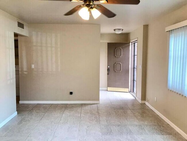 Foto del edificio - 3-bedroom townhome in great Phoenix location