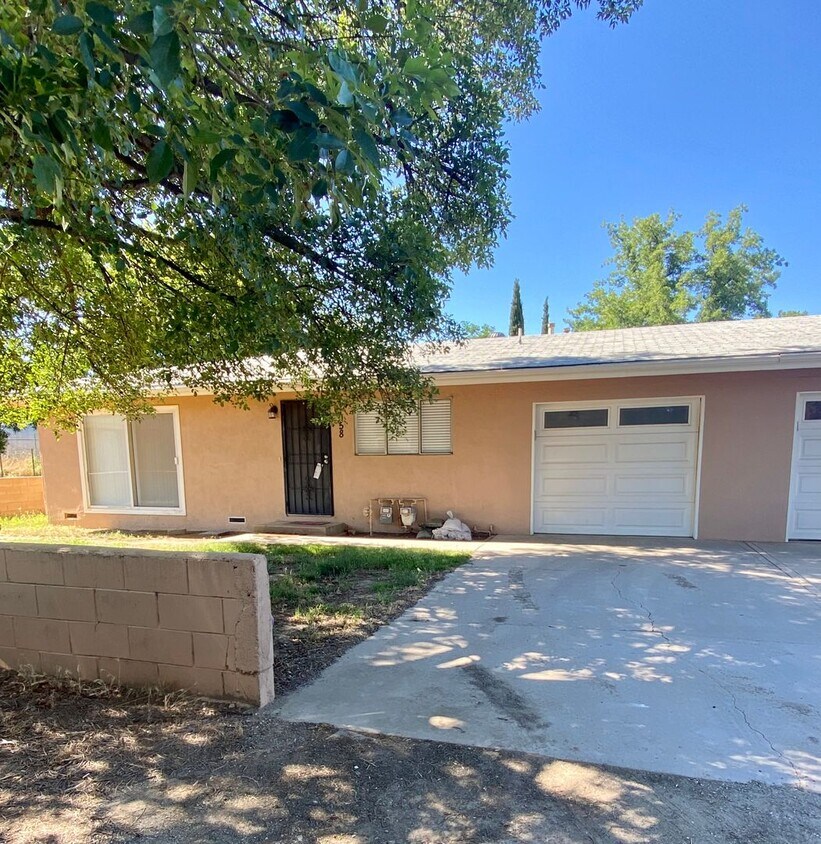 Foto principal - 2 Bedroom, 2 Bathroom Duplex - Available Now