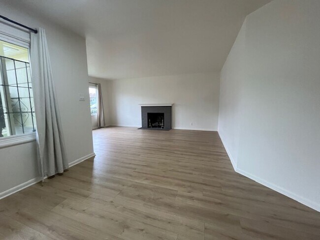 Foto del edificio - Updated El Cerrito Home with New Kitchen Appliances, Private Deck & Great Walkability