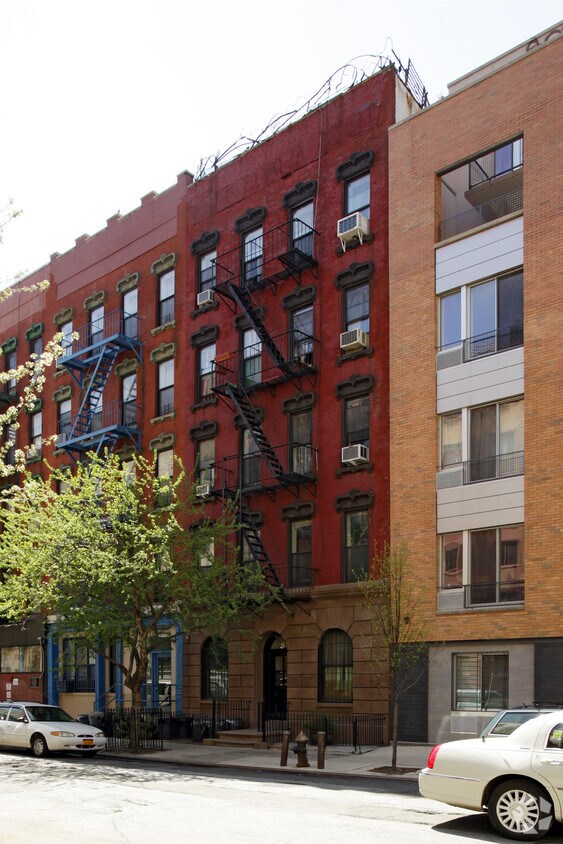 Building Photo - 216 E 7th St
