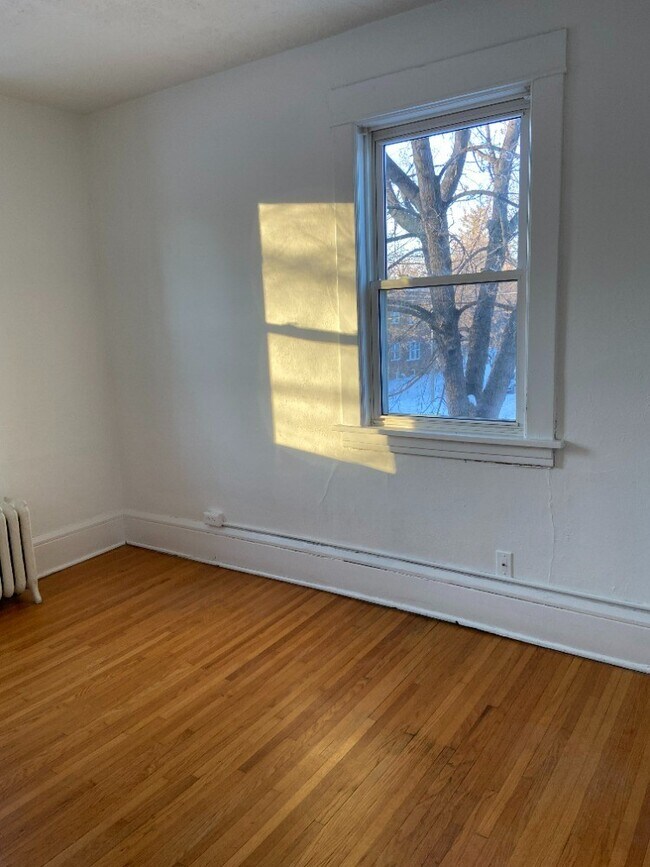 bedroom 1 west facing - 1517 Portland Ave