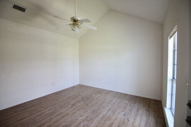 Building Photo - FOR LEASE! Nice 3 BR - 2 BA - 1,062 sf dup...