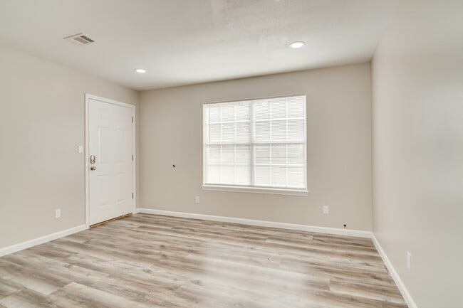 Building Photo - 1117 Fairlane Dr