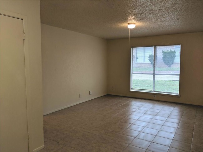 Building Photo - 2641 W Randol Mill Rd