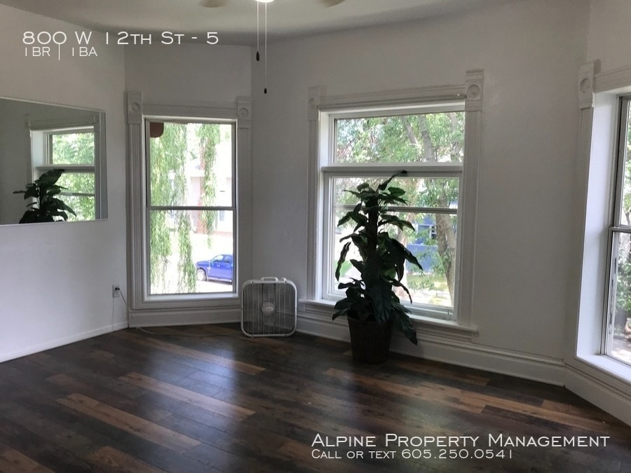 Primary Photo - 800 W 12th St
