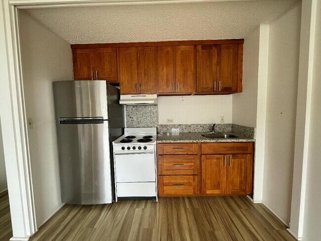 Building Photo - FAIRWAY VILLA studio, pkg, sec, W/D, A/C, ...