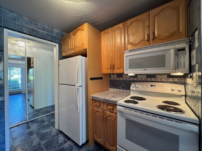 Foto del edificio - Watergate Garden Condo | 2 Bed, 2 Bath with Custom Tile Detail + Private Patio