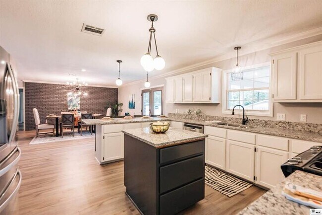 Building Photo - 309 Darbonne Dr