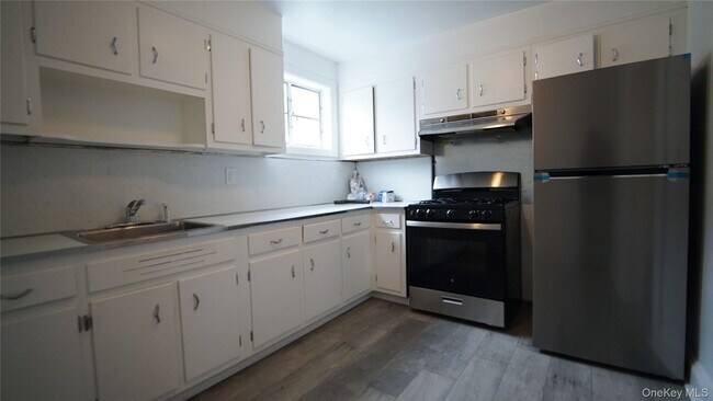 Foto del edificio - 27 Lawrence Ave