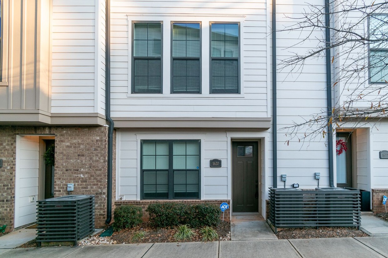 Foto principal - Beautiful Townhome in Charlotte