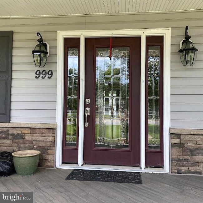 Building Photo - 999 Shoreland Dr