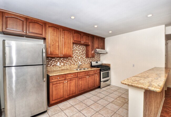 Foto del edificio - 250 Cliff Dr