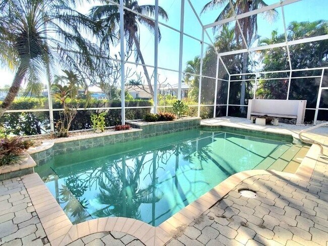 Building Photo - 811 W Henry St