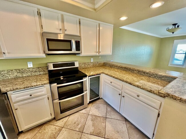 Foto del edificio - Spacious & Upgraded 2BR/2.5BA Townhome in ...