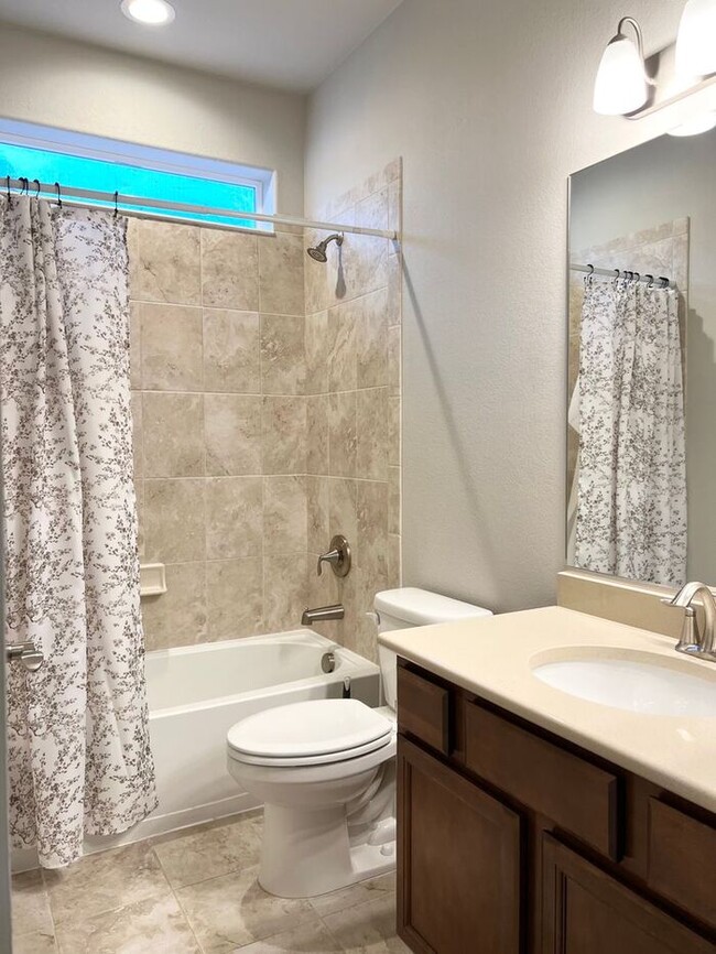 Foto del edificio - 5 Bedroom/4 Bathroom Ranch Style Home Loca...