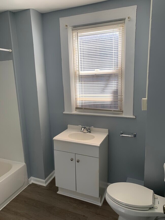 Building Photo - Large 3 Bed Home