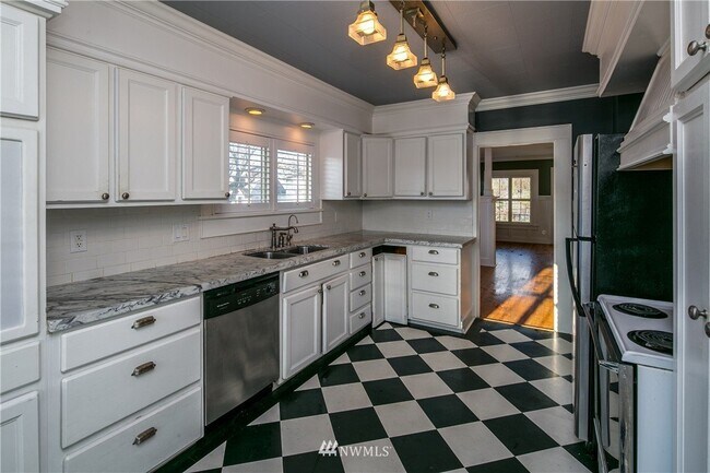 Foto del edificio - 5 Bedroom Home with 2 Full Bathrooms Centr...