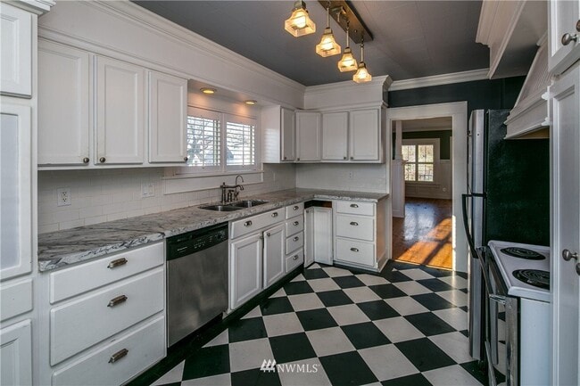 Building Photo - Walk to Schools, Downtown & Waterfront from Lettered Streets 5bd Home