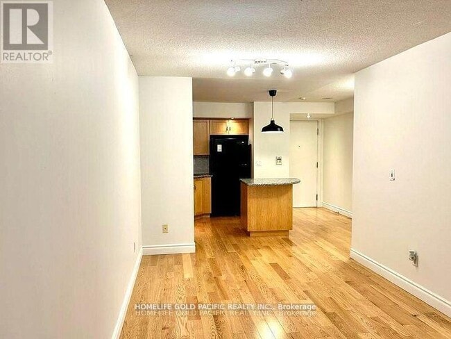 Building Photo - 250 Wellington St W