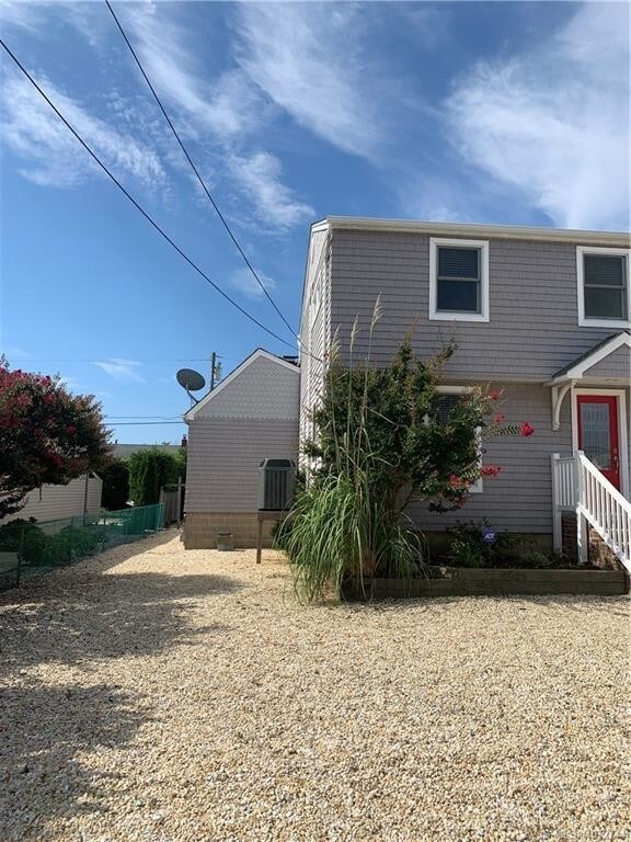 Building Photo - 310 W 11th St