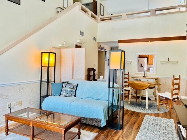 Building Photo - 1 BR/1.5BA Condo in Sought After Gated Com...