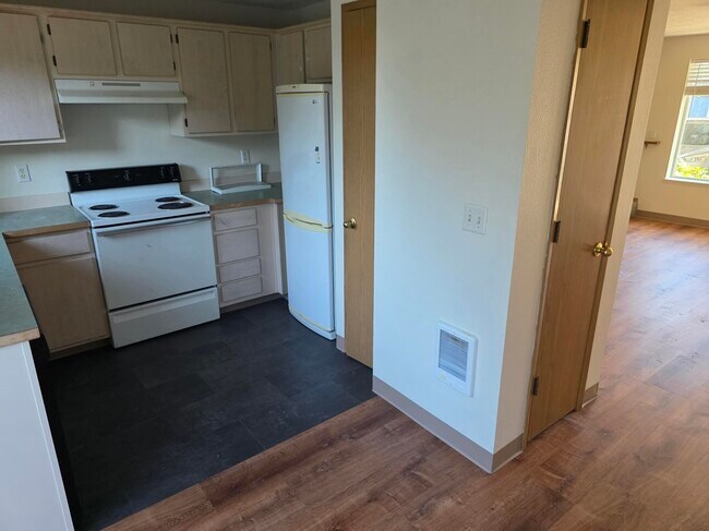 Building Photo - 4792 Lancaster Dr NE