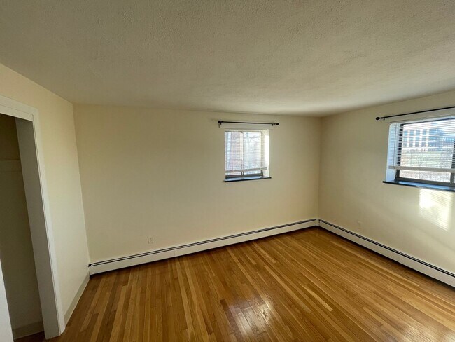 Foto del edificio - Cheap Watertown Square 1-bed