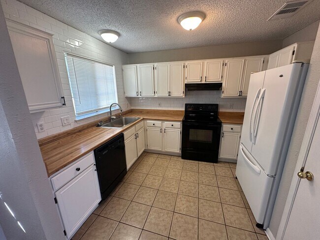 Foto del edificio - NEW IN MANAGEMENT - AVAILABLE NOW!