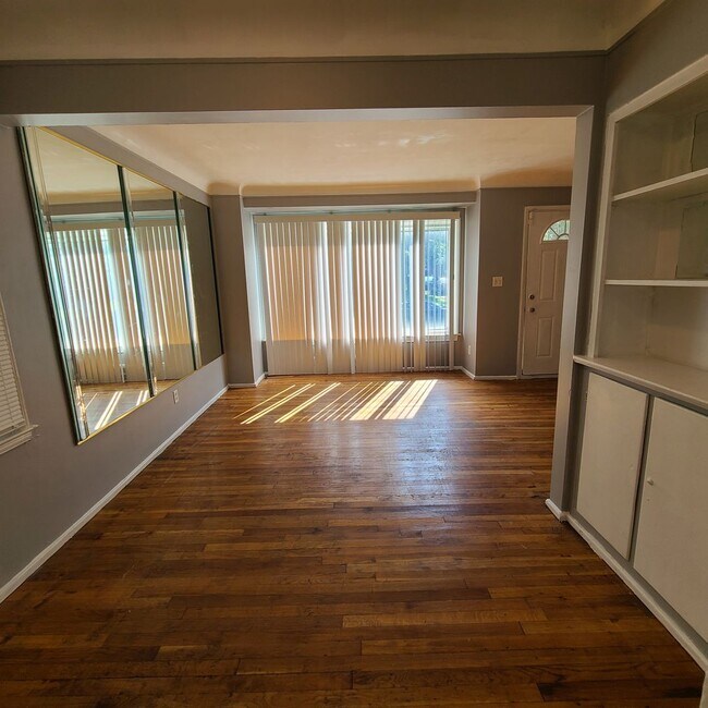 Building Photo - 4 Bedroom Home For LEase Section 8 Welcome
