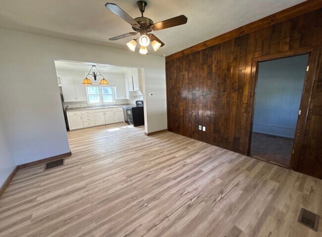 Foto del edificio - **Move in Ready** 3 bedroom close to downtown!