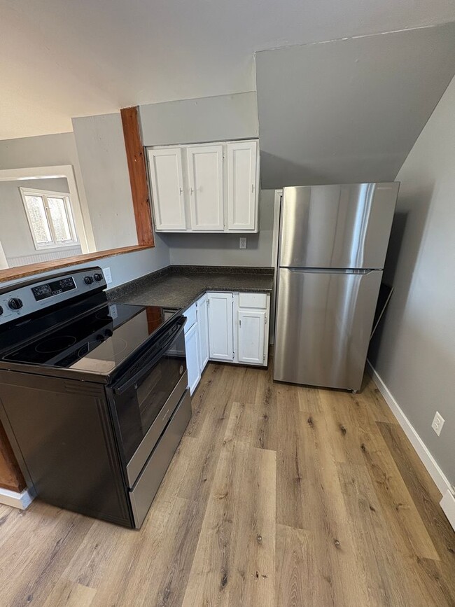 Building Photo - Remodeled 3 bed 2 bath