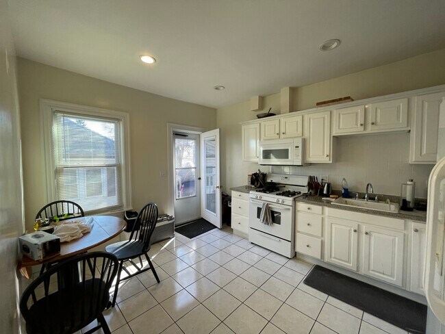 Building Photo - 56 Hobson St