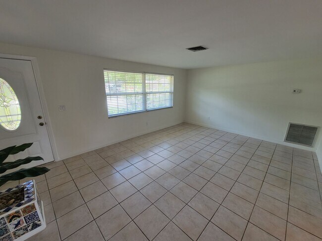 Foto del edificio - Largo - 2 Bedroom, 2 Bathroom, Garage & Huge Yard!