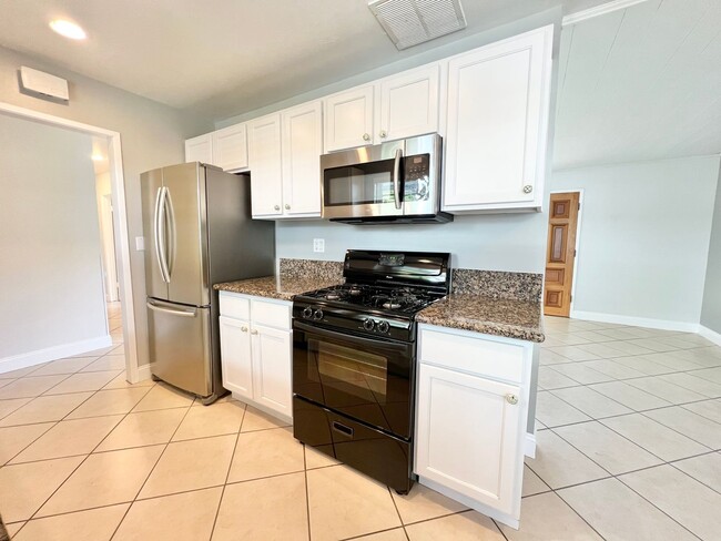 Building Photo - Inviting 3-Bedroom House in El Dorado - Massive Yard & Garage