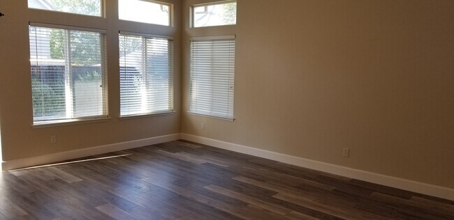 Foto del edificio - Beautiful spacious 4 Bedroom, 3 Bath home ...