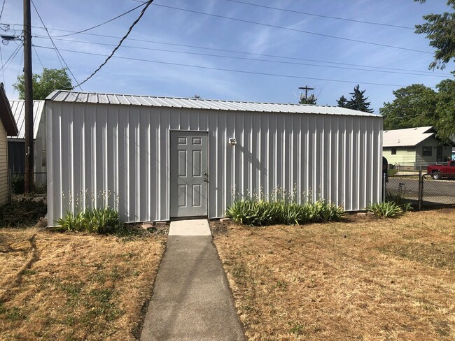 Building Photo - Adorable 2 Bedroom House