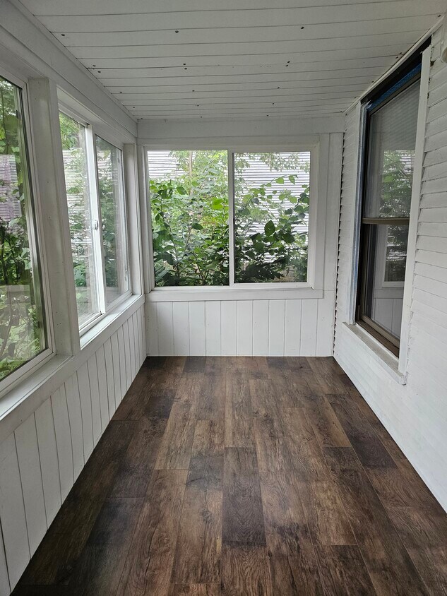 3 Season Porch (4 with space heater) - 607 Fuller Ave SE