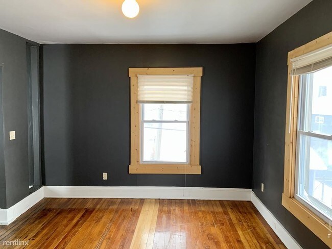 Building Photo - 2136 W 40th Pl