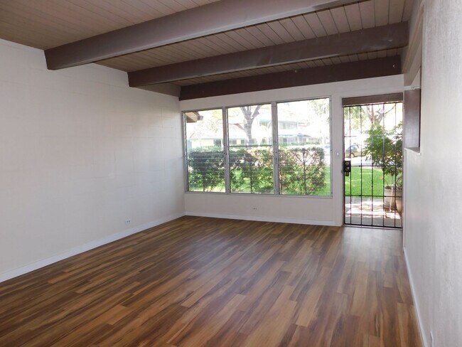 Foto del edificio - 2-bed 2-bath 1- parking Tropic Gardens Town House for rent!