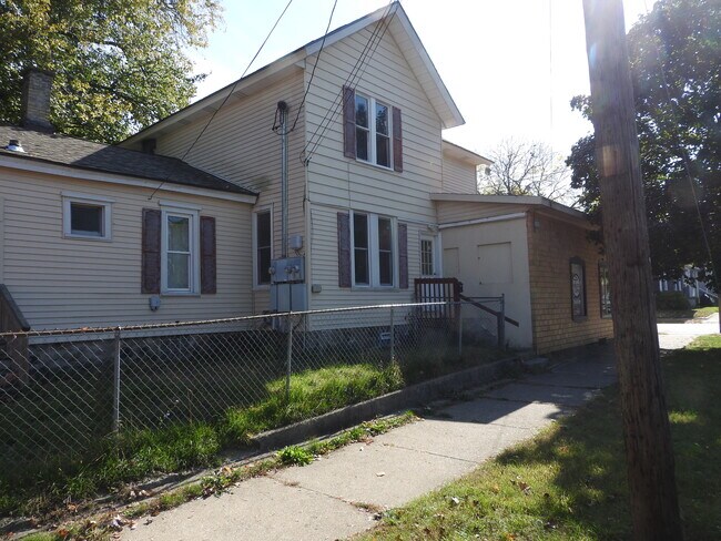 Building Photo - 827 Fulton St W