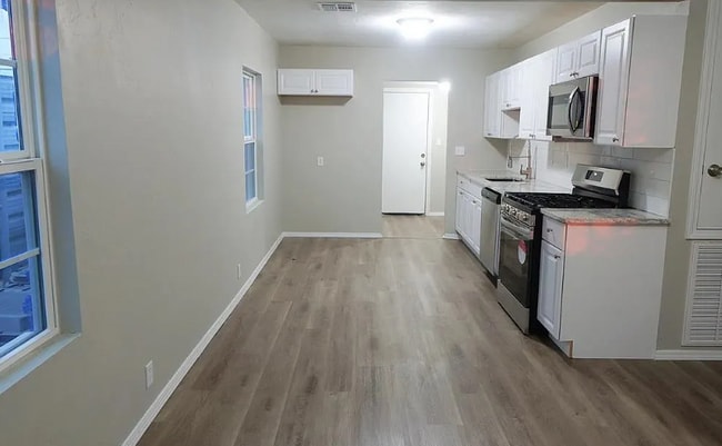 Building Photo - 5202 N Rockwell Ave